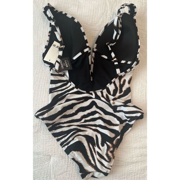 Bar III Women’s Wild Child Animal Printed V-Neck One-Piece Swimsuit NEW - Picture 6 of 8